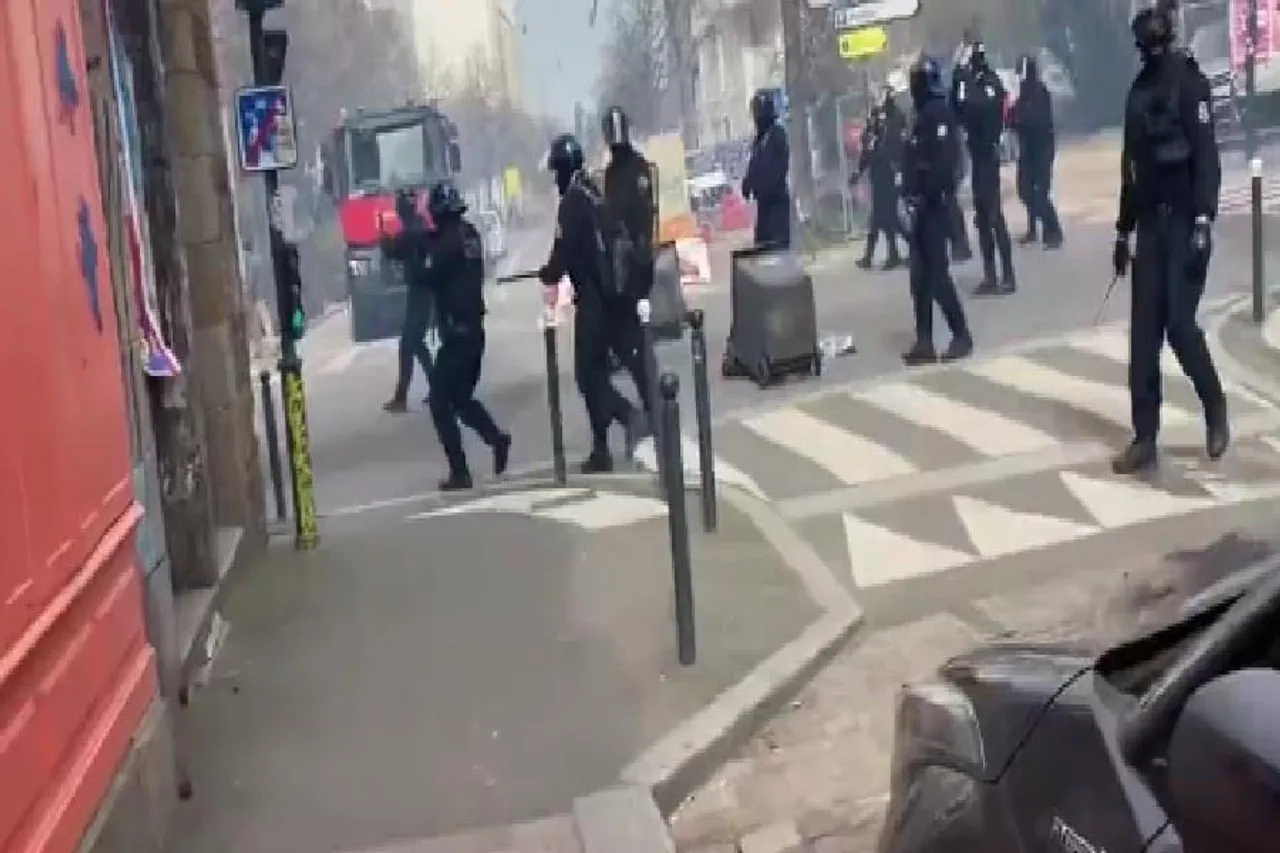 ফ্রান্সের পার্লামেন্টের সামনে থেকে বিক্ষোভ সরাতে অগ্রসর হয়েছে ফরাসি পুলিশ