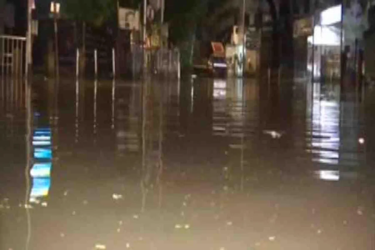 অবিরাম বৃষ্টি, ভাসলো মুম্বাই