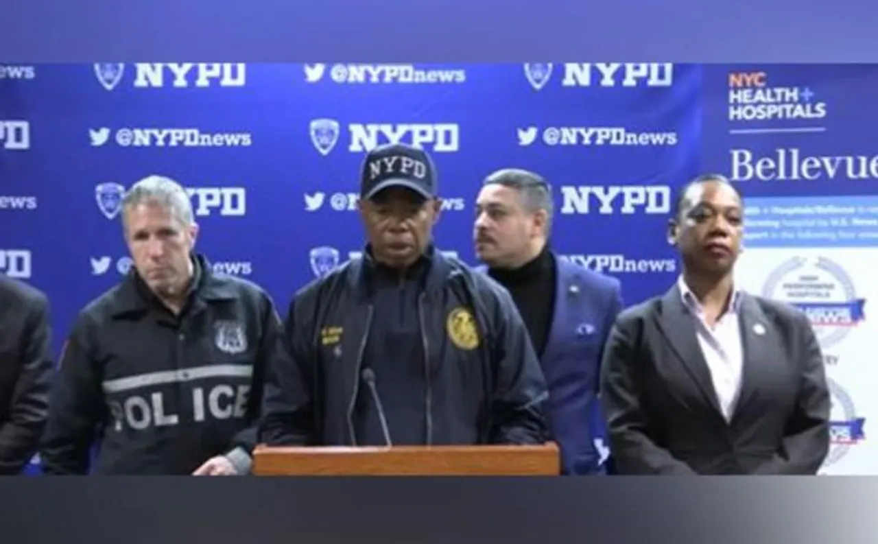 টাইমস স্কোয়ারে নববর্ষ উদযাপনের সময় এনওয়াইপিডির তিন কর্মকর্তাকে ছুরিকাঘাত