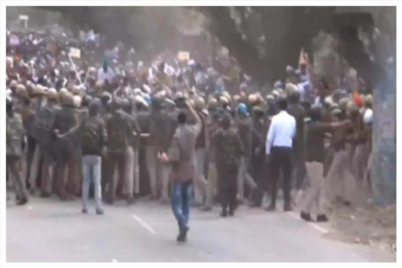 পুলিশের লাঠিচার্জ, বানচাল পঞ্চায়েত প্রধানদের প্রতিবাদ কর্মসূচি