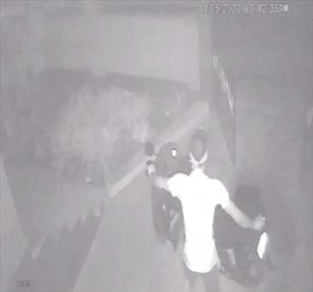 ডেবরায় বাইক চুরির ভিডিও ধরা পড়লো সিসিটিভিতে, দেখুন ভিডিও