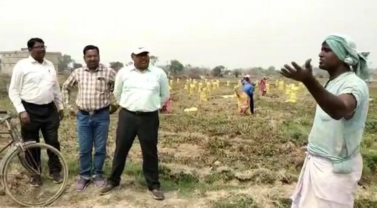 সরকার নির্ধারিত সহায়ক মূল্য বোঝাতে গিয়ে চাষীদের ক্ষোভের মুখে বিডিও ও কৃষি আধিকারিক