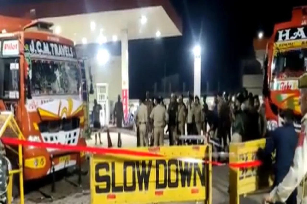 কাশ্মীরে ক্রমেই উদ্বেগ বাড়ছে, শুরু স্থানীয়দের বিক্ষোভ