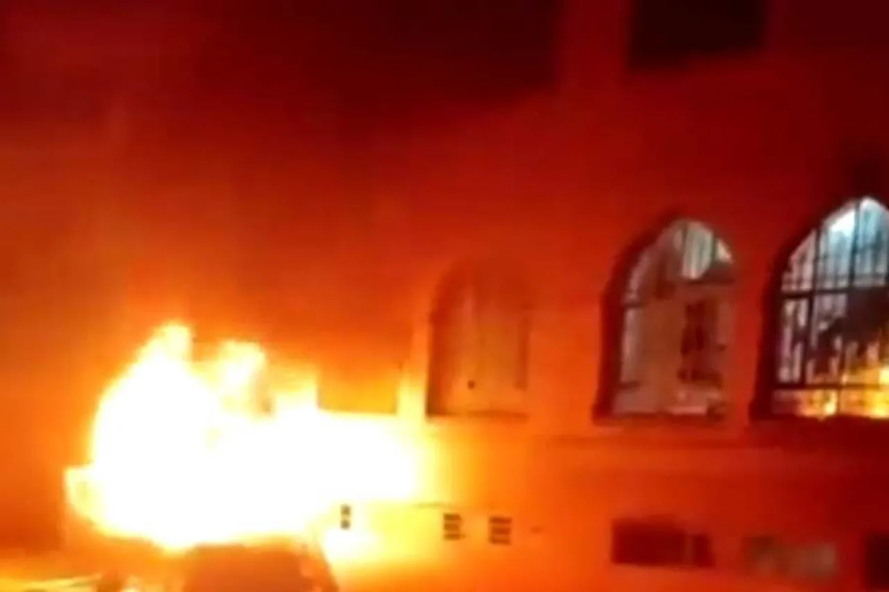 রাতের অন্ধকারে বিদ্যালয়ে আগুন লাগিয়ে দিল বিক্ষোভকারীরা, দেখুন ভিডিও