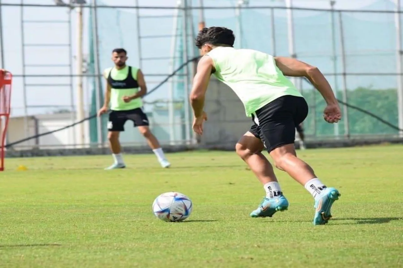 Video : অনেক দূর থেকে দেখার মতো ফ্রি-কিকে গোল