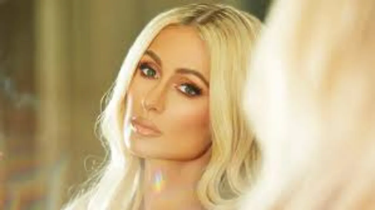 'জ্ঞান' দিলেন লাস্যময়ী প্যারিস হিলটন