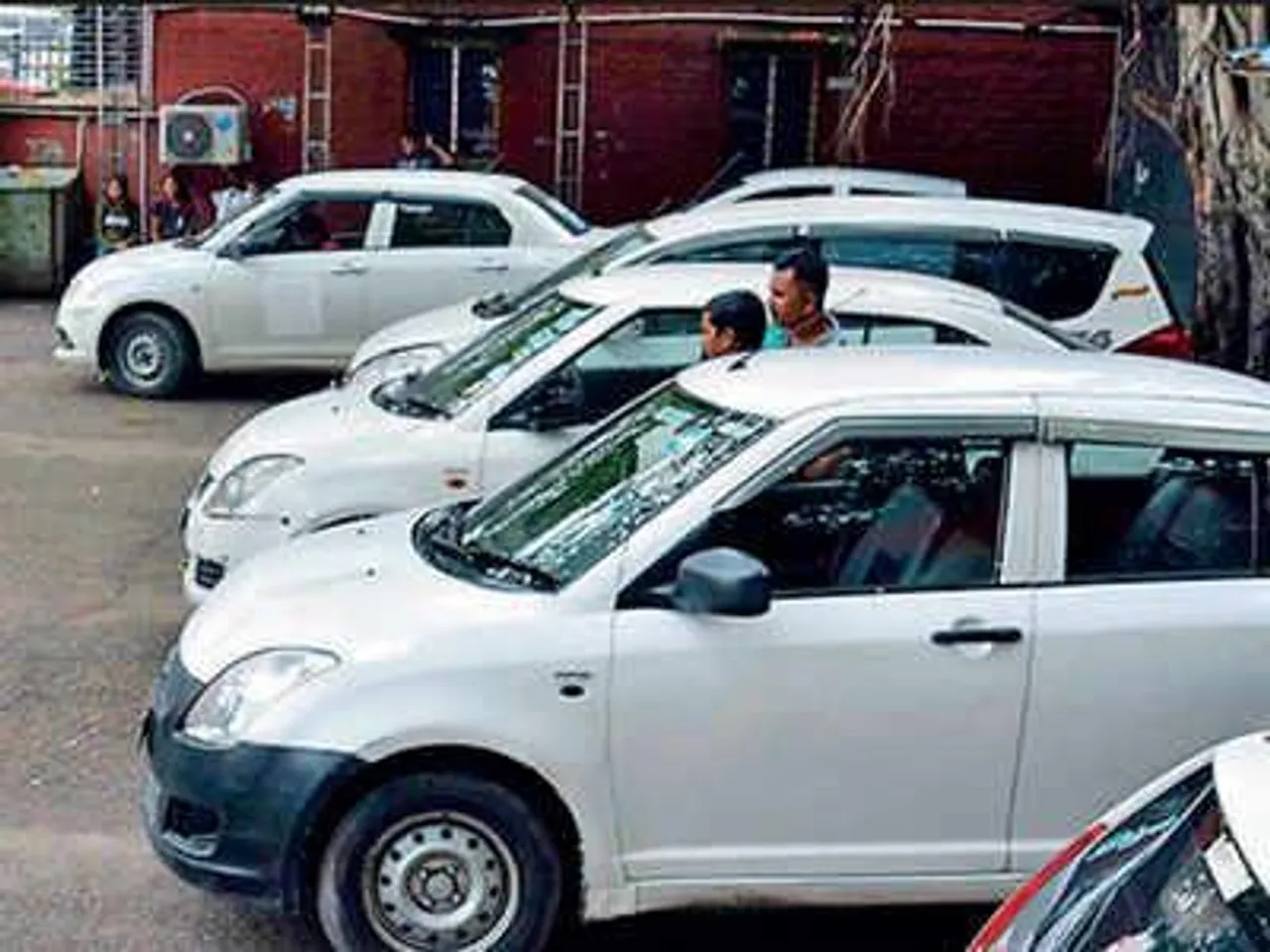 অ্যাপ ক্যাব চালকের সঙ্গে বচসার জেরে নিগৃহীত দম্পতি