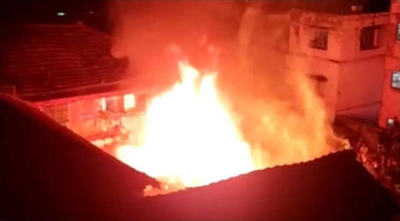 নারকেলডাঙার বাড়িতে বিধ্বংসী আগুন