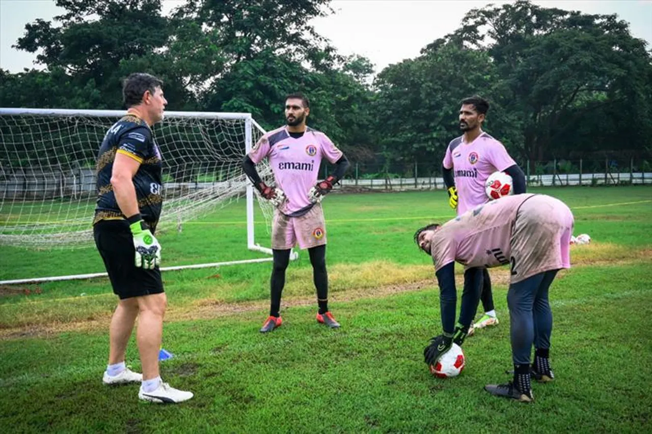 গোলরক্ষকদের নিয়ে ব্যস্ত ইস্টবেঙ্গলের প্রশিক্ষক