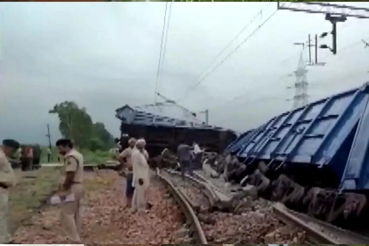 লাইনচ্যুত ৮টি বগি