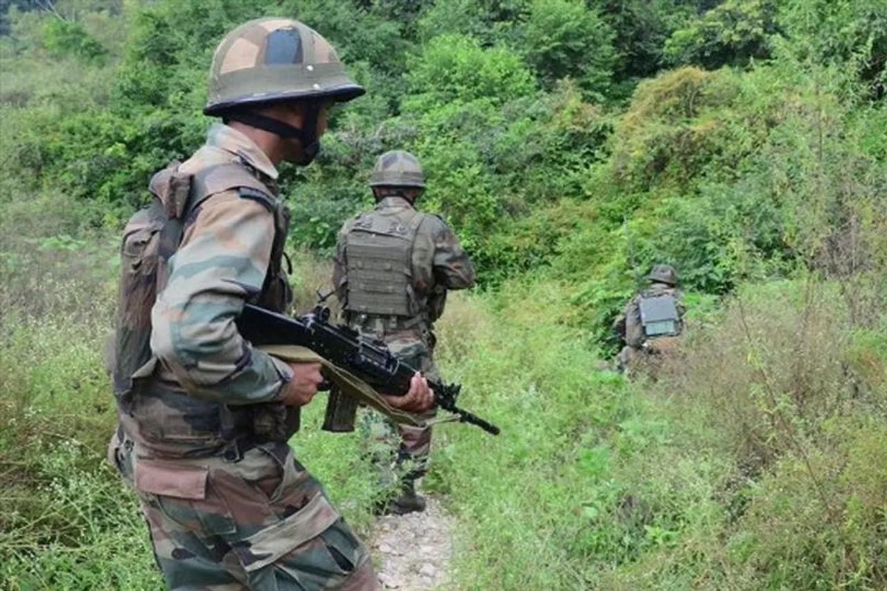 একাধিক জঙ্গি সহ বিপুল অস্ত্র উদ্ধার কাশ্মীরে