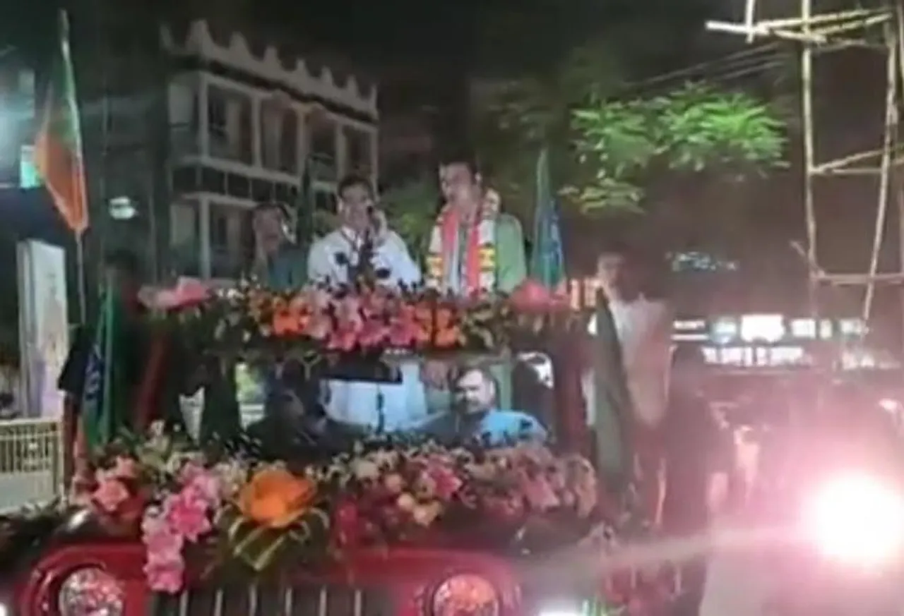 জয়ী হয়েই রাজ পথে র‍্যালি