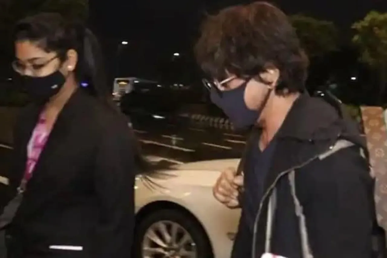 মুম্বই বিমানবন্দরে শাহরুখ খানকে আটকায়নি শুল্ক দফতর?