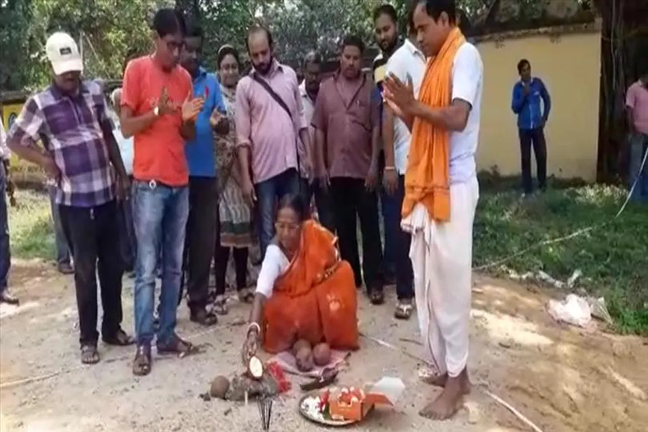 এলাকাবাসীর দাবি মেনে শুরু হল কাজ