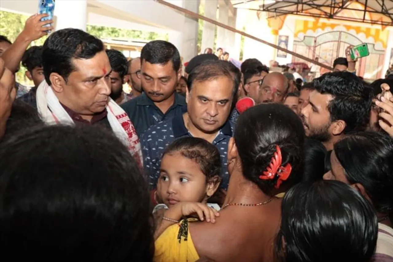 বন্যায় বিপর্যস্ত আসাম, একাধিক ত্রাণ শিবির পরিদর্শন করলেন মুখ্যমন্ত্রী