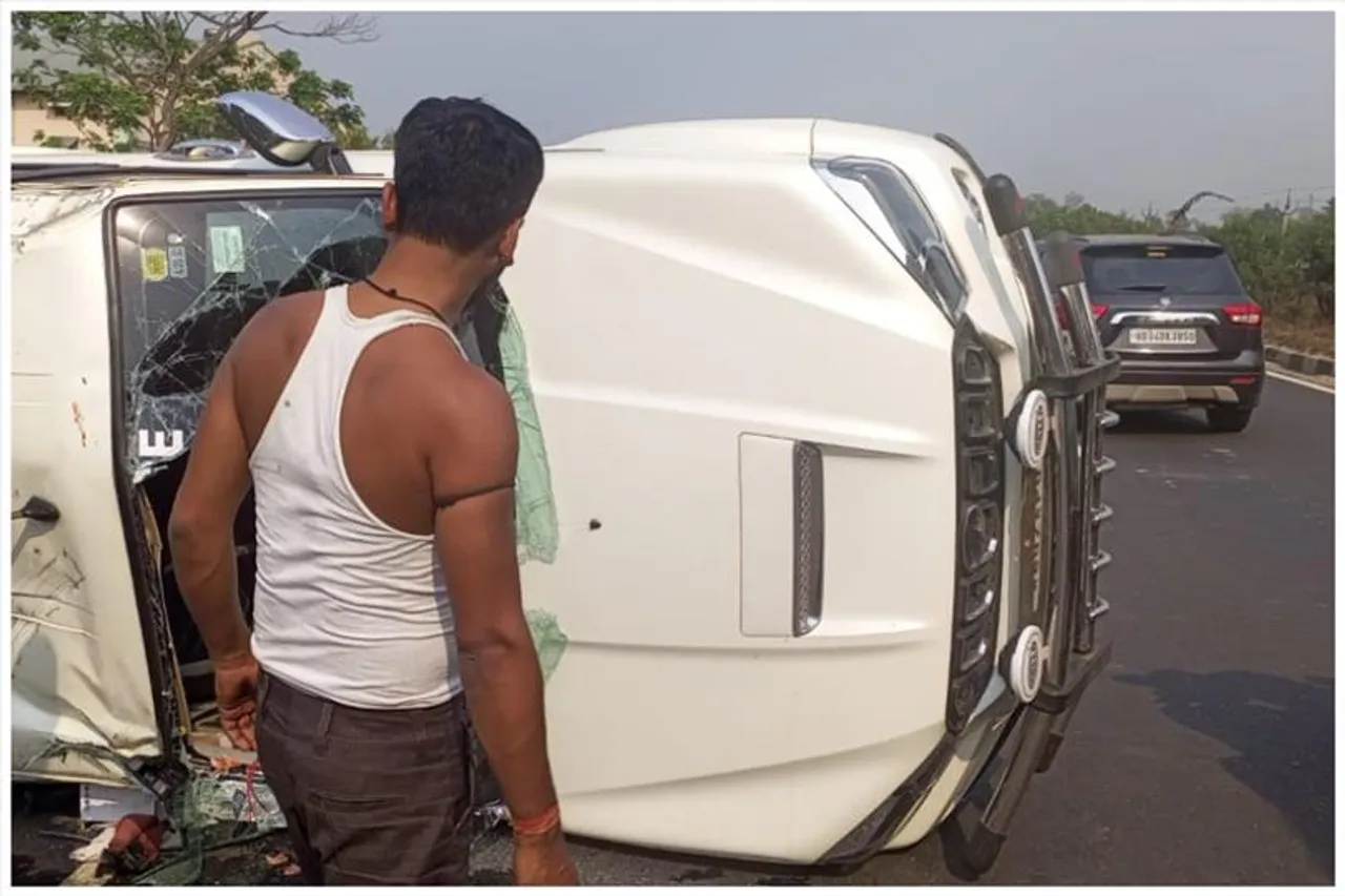 ঝাড়গ্রাম থেকে ফেরার পথে বিপত্তি, উল্টে গেল স্করপিও গাড়ি