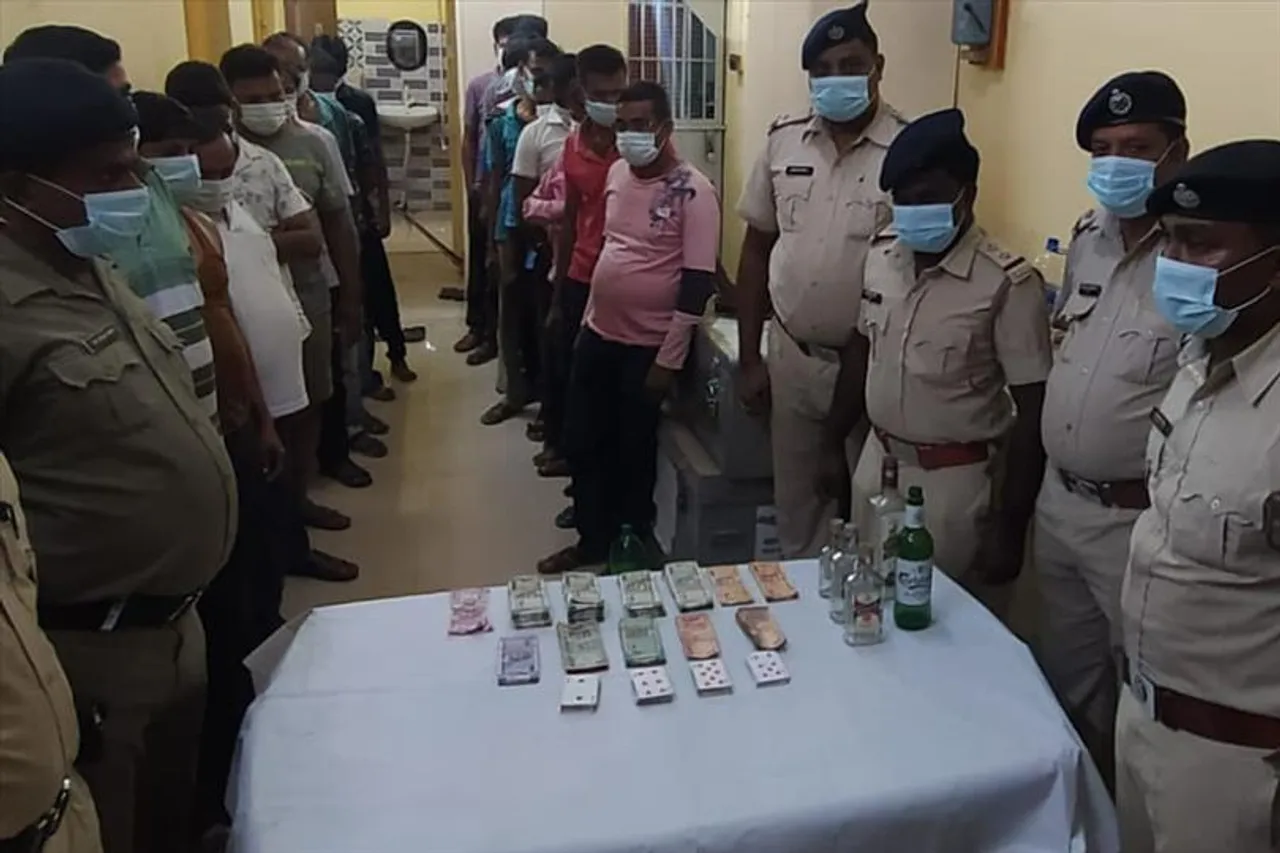 জুয়ার বিরুদ্ধে অভিযান চালিয়ে গ্রেফতার ২১ জন