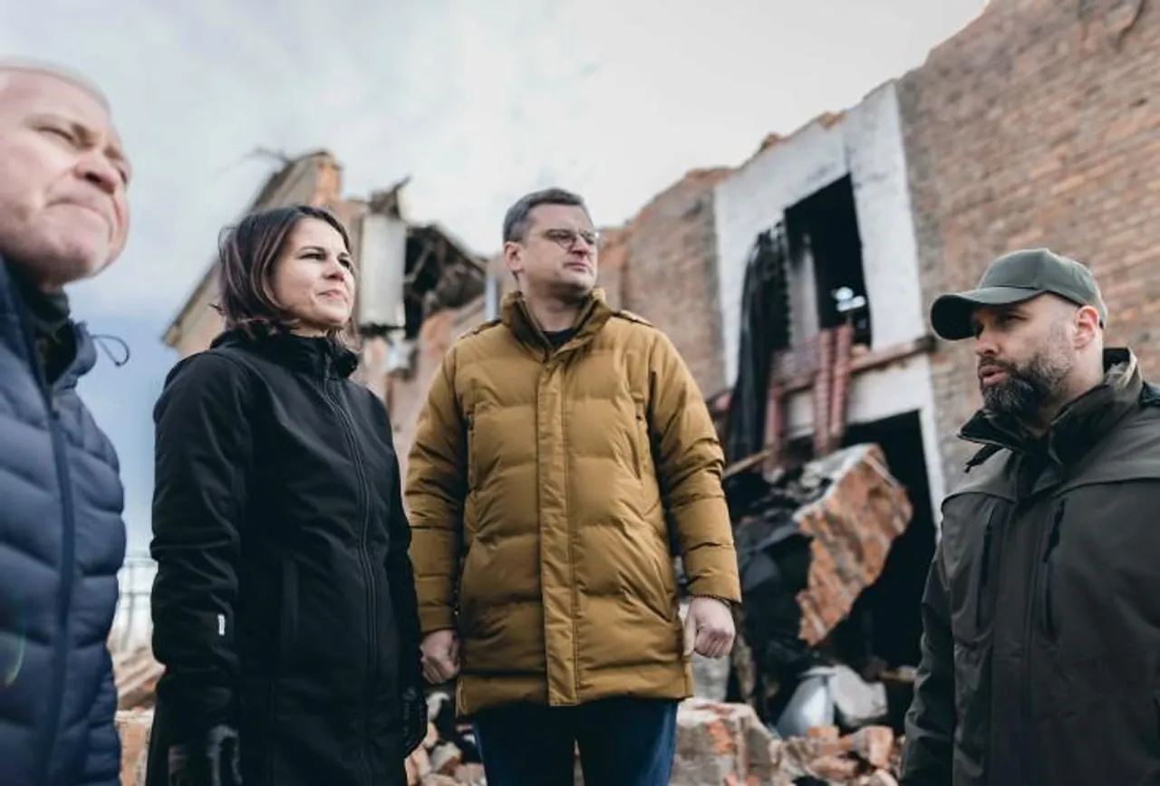 ইউক্রেনকে আরও অস্ত্রের প্রতিশ্রুতি দিয়েছেন জার্মানির পররাষ্ট্রমন্ত্রী