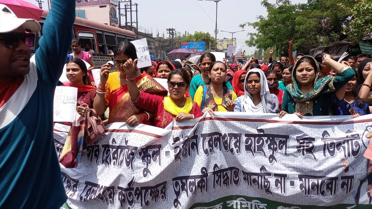 রেলের স্কুল বন্ধ হওয়াকে কেন্দ্র করে আসানসোলে বিক্ষোভ