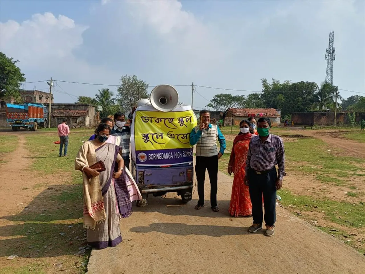 মাইক নিয়ে অভিনব প্রচার শিক্ষক শিক্ষিকাদের