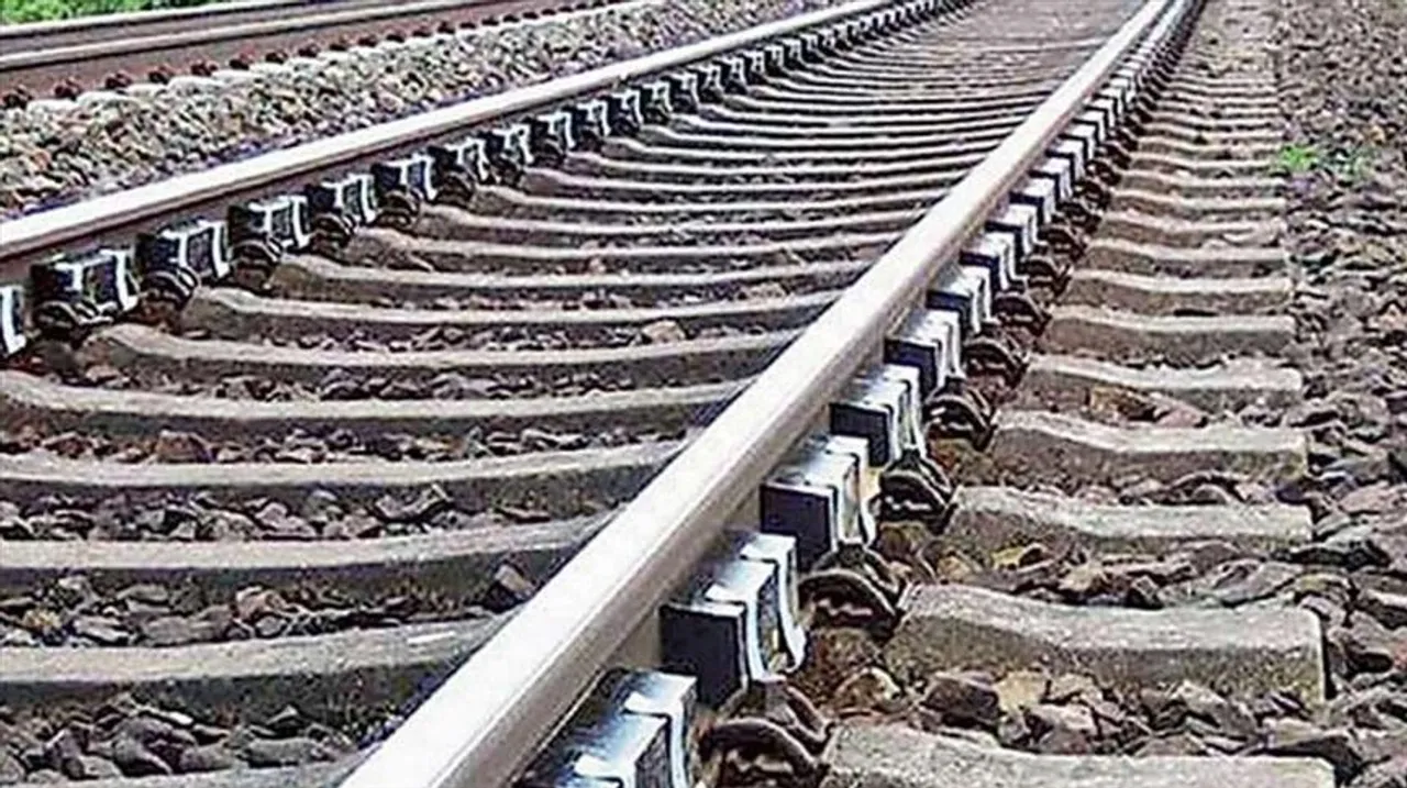 স্বামীর সঙ্গে ঝগড়ার জেরে তিন সন্তানসহ মহিলার ট্রেন থেকে ঝাঁপ