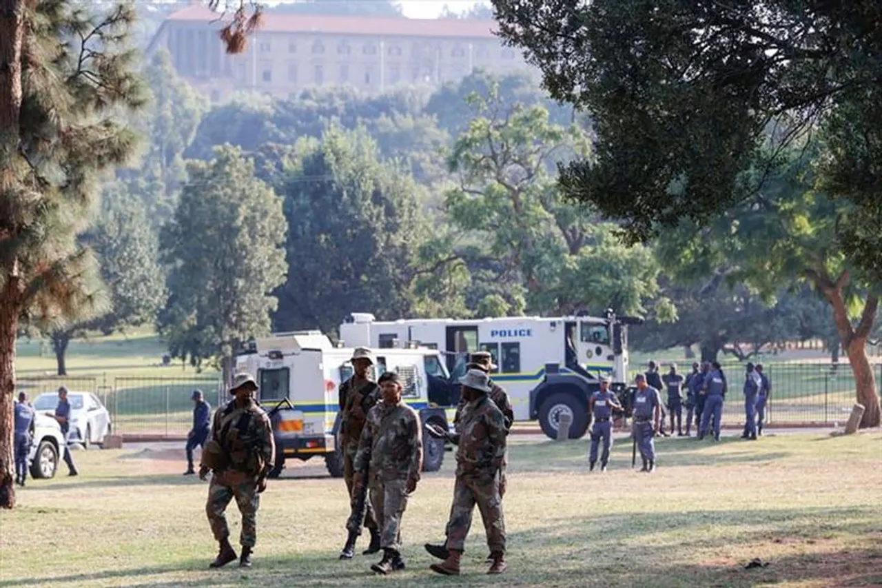দক্ষিণ আফ্রিকায়   রাষ্ট্রপতির পদত্যাগের দাবিতে জাতীয় বন্ধের ডাক