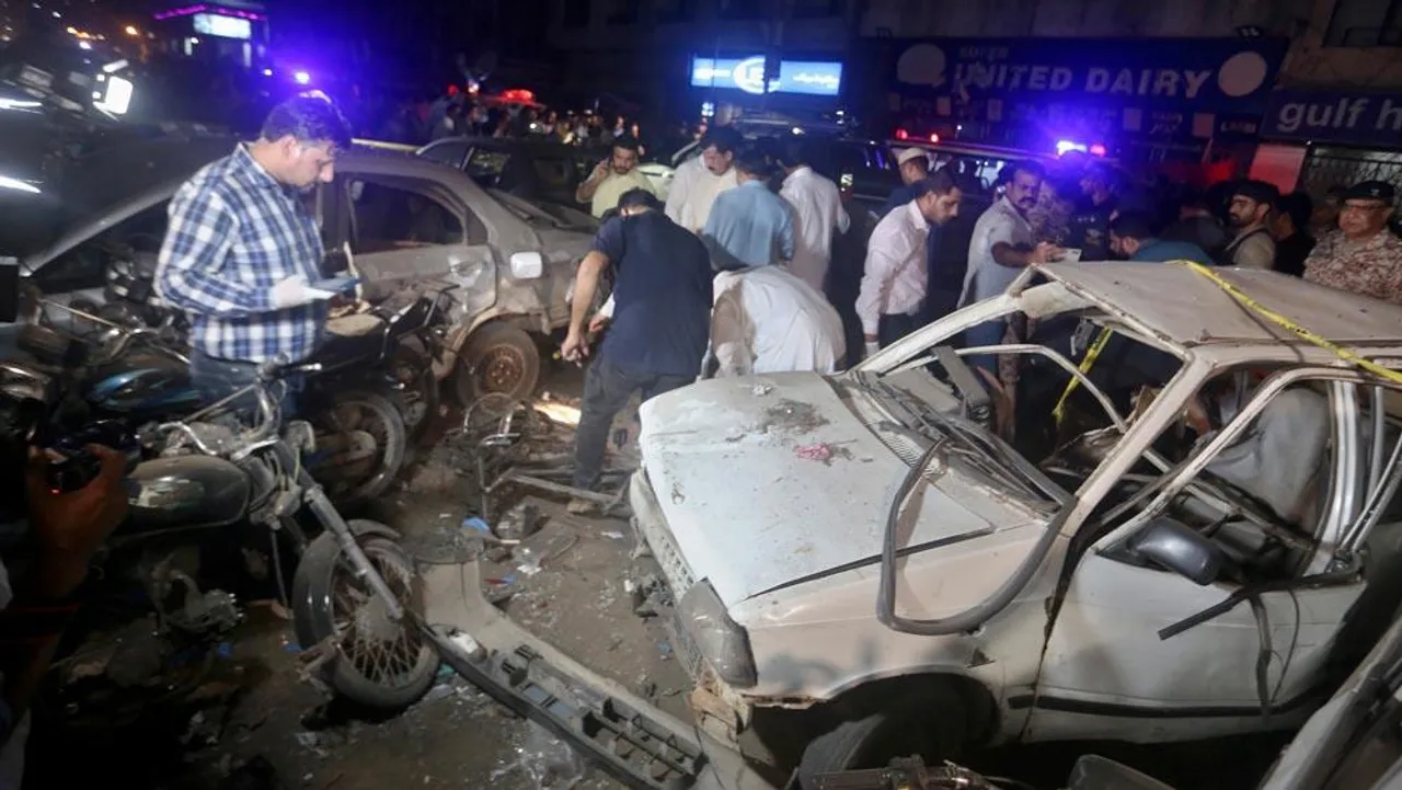 করাচির বাজারে বোমা বিস্ফোরণ, নিহত ১