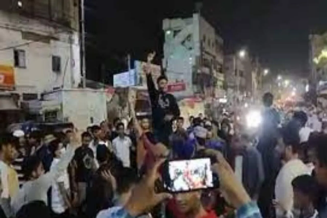 রাত পেরিয়ে ভোর হতে চলেছে, তবে বিক্ষোভ এখনও চলছে