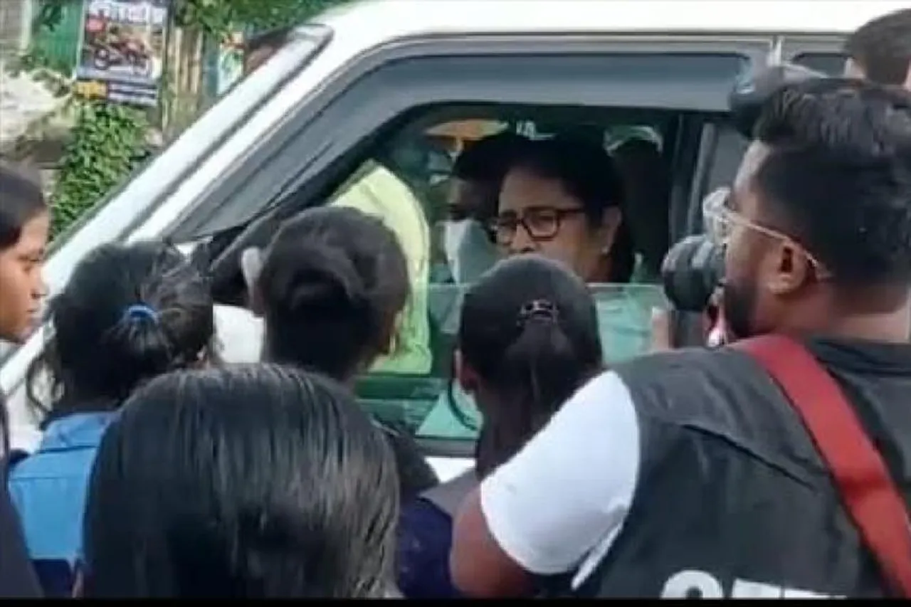 ছাত্রীদের সঙ্গে সৌজন্য সাক্ষাৎ মুখ্যমন্ত্রীর