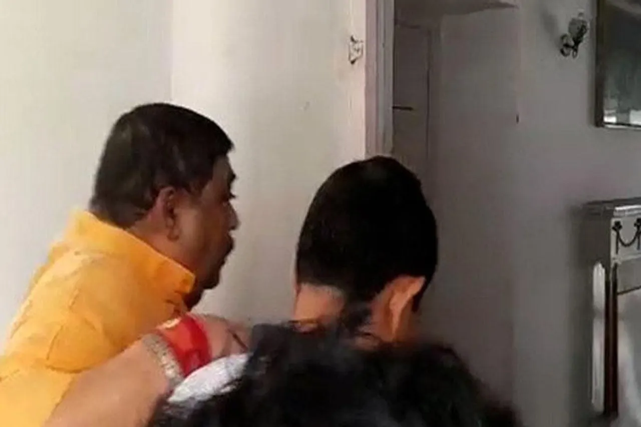 নিজাম প্যালেসের ১৫ তলায় অনুব্রত