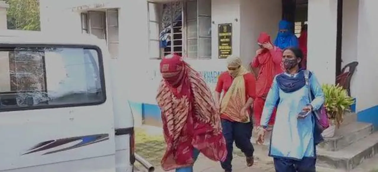 খড়গপুরের হোটেলে দেহ ব্যবসা, দেখুন ভিডিও