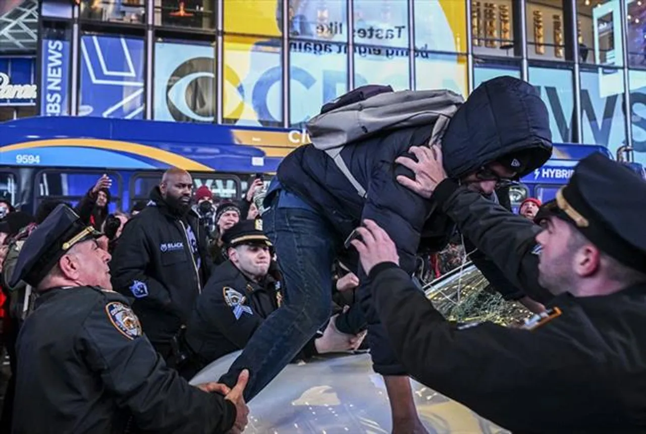 নিউ ইয়র্কে শুক্রবার রাতে শান্তিপূর্ণ বিক্ষোভের পর ৩ বিক্ষোভকারী গ্রেপ্তার