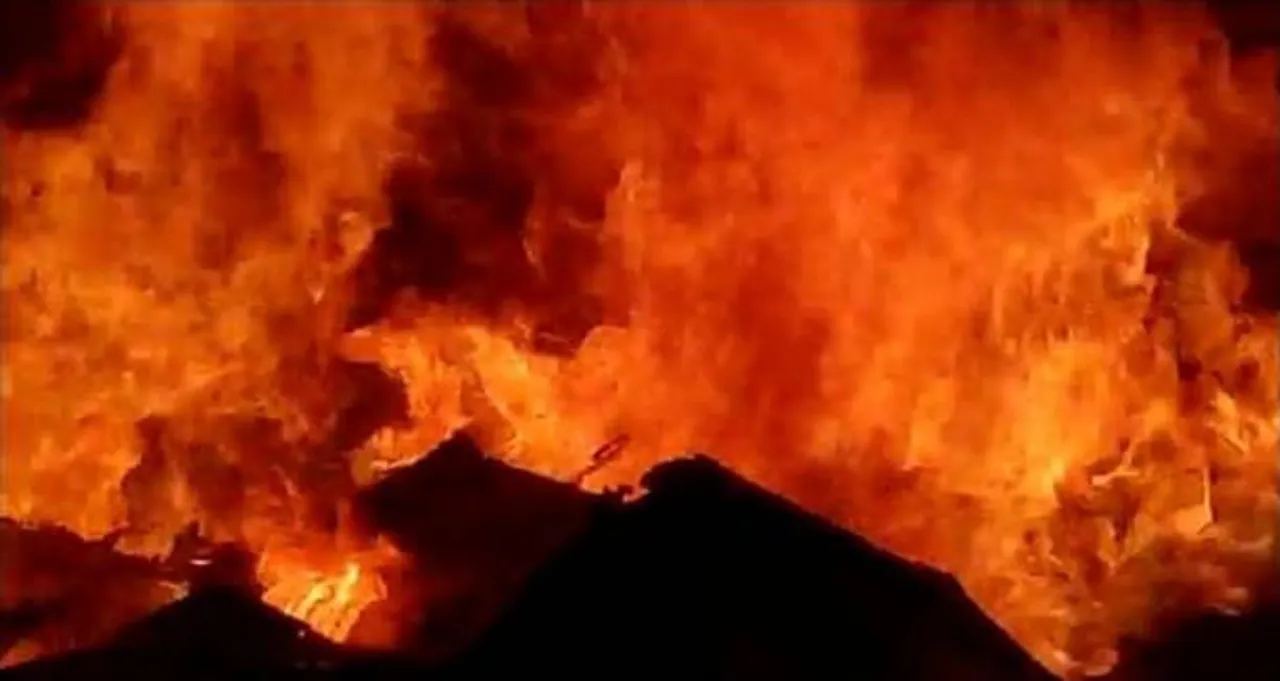 নিউ আলিপুরে রঙের গুদামে ভয়াবহ আগুন