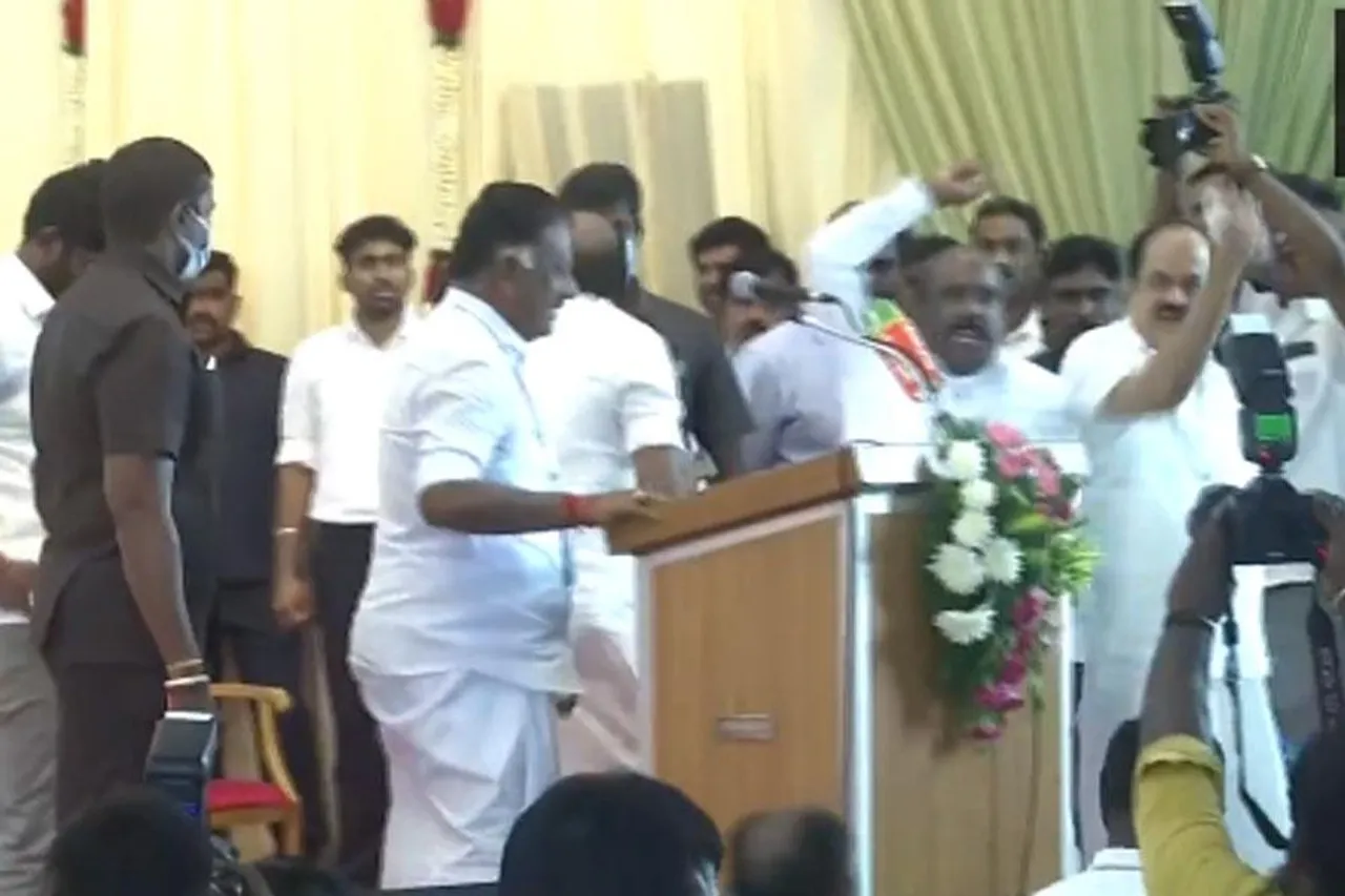 সভা চলাকালীন ছুঁড়ে মারা হল বোতল, ভাইরাল ভিডিও