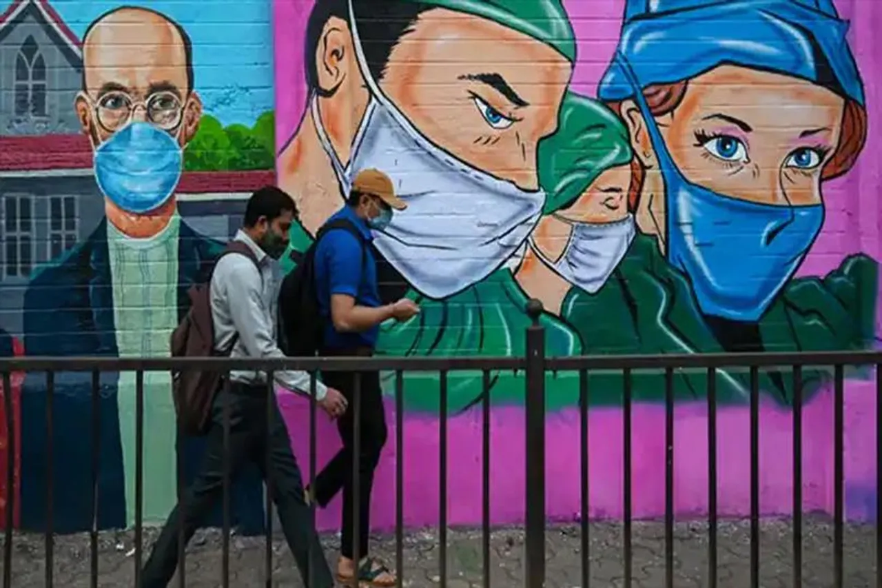 দেশে ফের দাপিয়ে বেড়াচ্ছে করোনা, স্বস্তি দিচ্ছে মৃত্যুর গ্রাফ