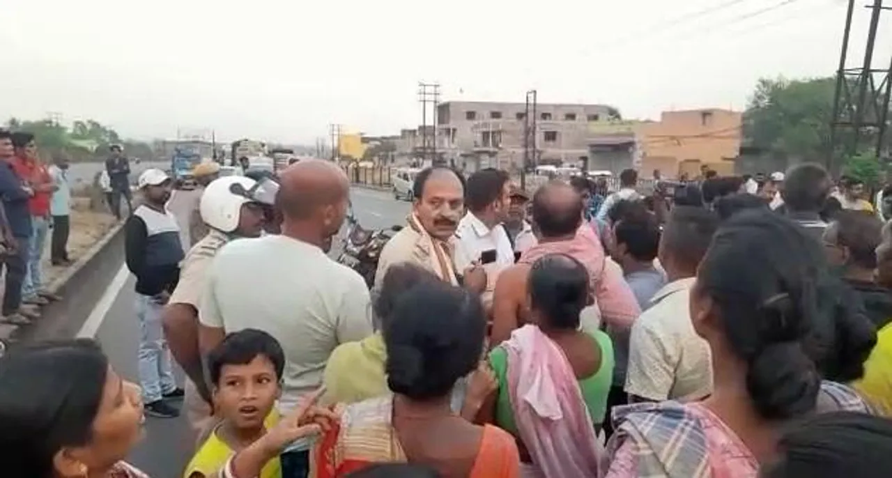 বিদ্যুৎ-বিভ্রাটে নাকাল, পথ অবরোধে বাসিন্দারা