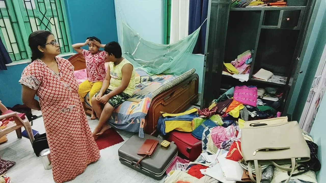 মেদিনীপুর শহরে বিদ্যালয় পরিদর্শকের বাড়িতে ভয়াবহ ডাকাতি; অসুস্থ সদস্যকে জল দিল ডাকাতদল