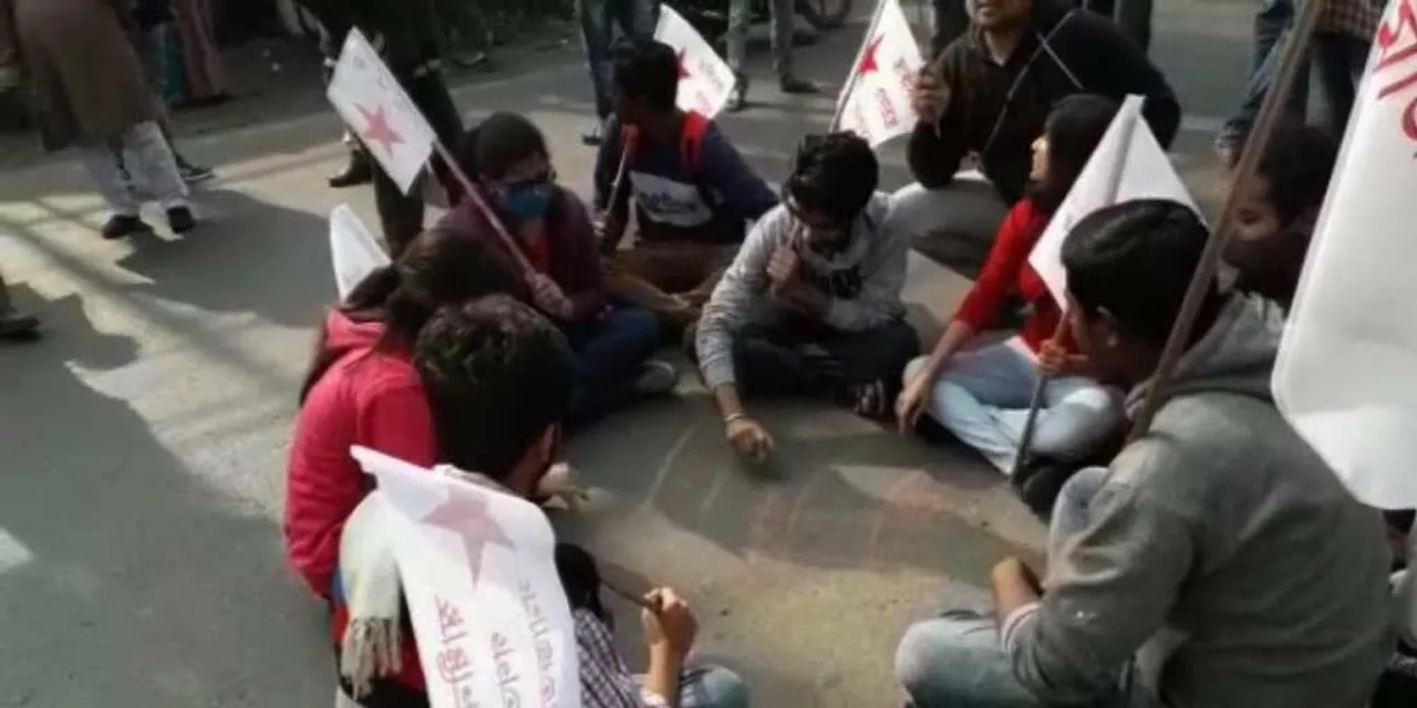 রাস্তায় বসে কাটাকুটি খেললেন বাম কর্মী-সমর্থকরা