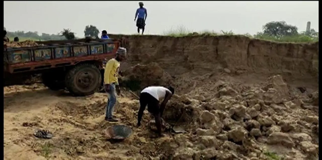 কোপাইয়ের পাড় থেকে বেআইনিভাবে মাটি কাটার অভিযোগ