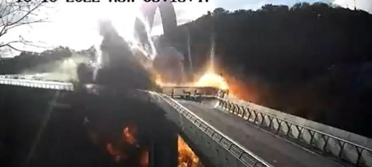 বিস্ফোরণে ঝলসে উঠল পেডেস্ট্রিয়ান ব্রিজ, দেখুন ভিডিও