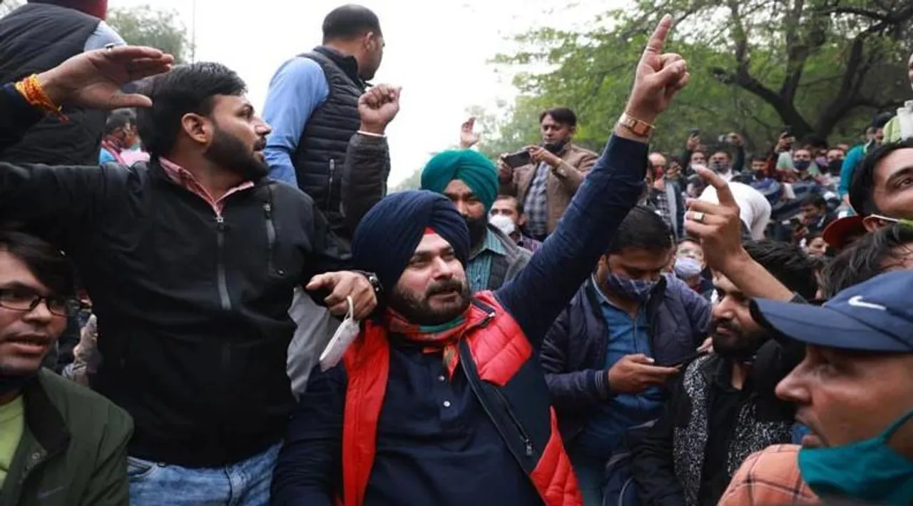 কেজরিওয়ালের বাড়ির সামনে শিক্ষক ধর্নায় যোগ সিধুর