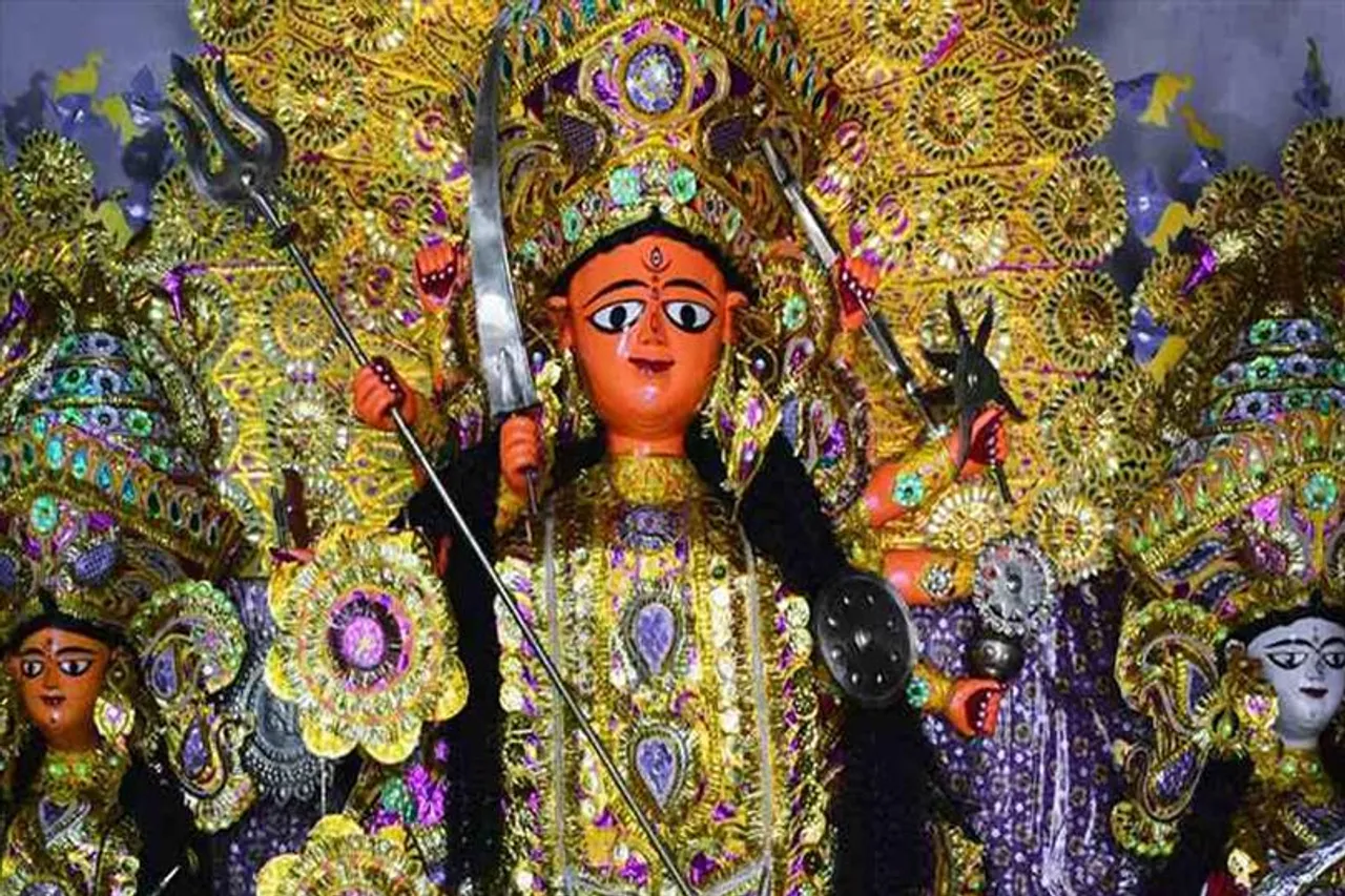 সাধুর পরামর্শে বাড়ি বদল, শুরু হয় দুর্গাপুজো