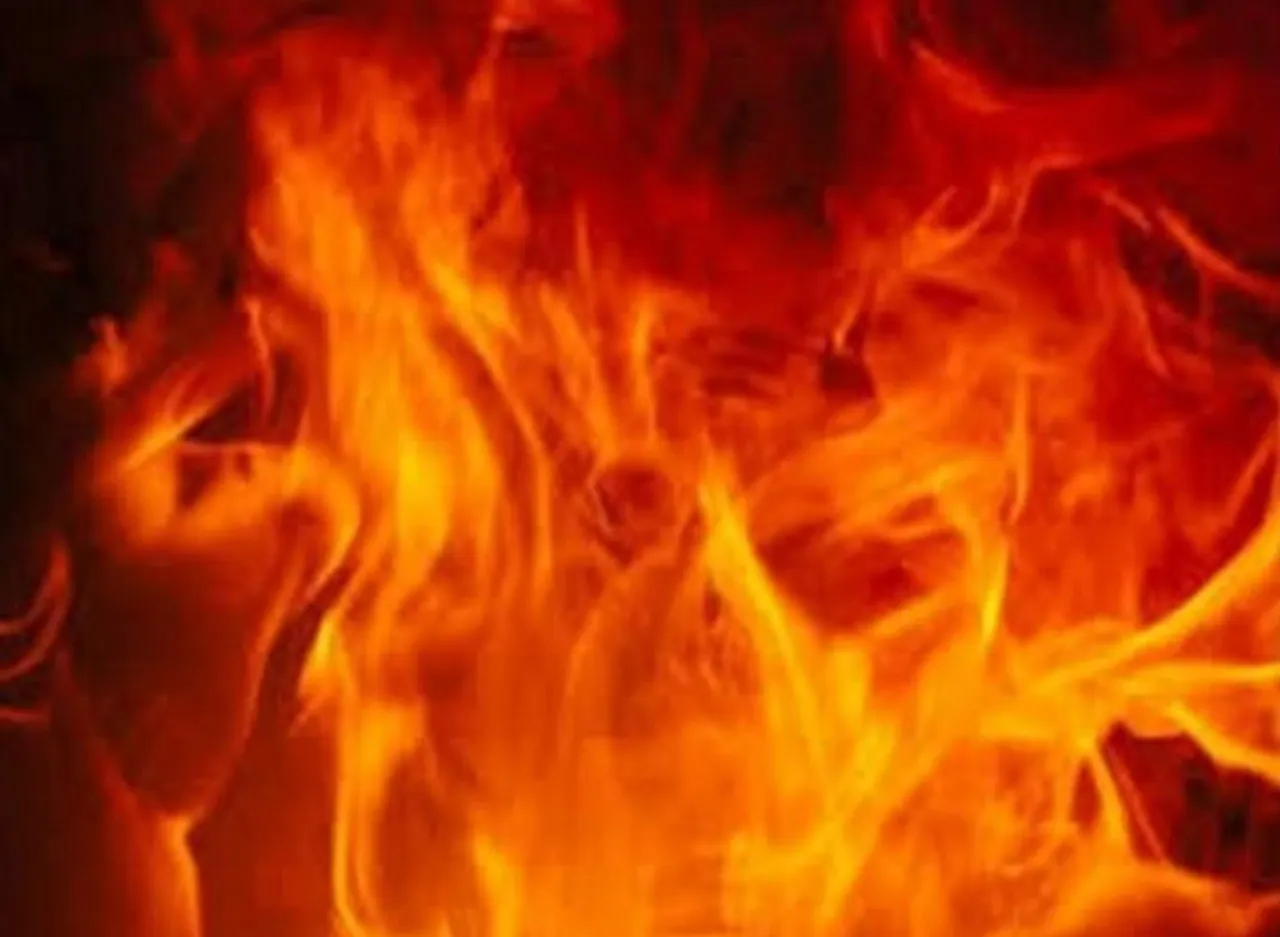 মুম্বইয়ের চেম্বুরে শোরুমের বেসমেন্টে আগুন