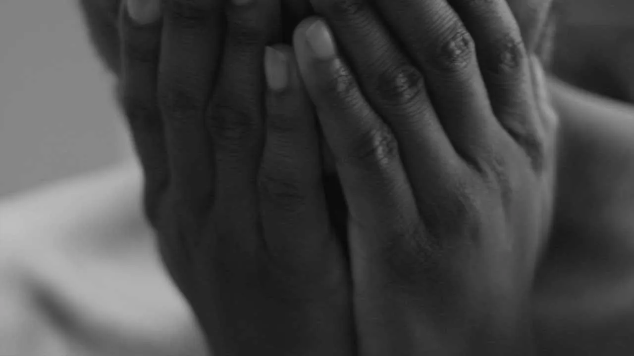 পরকীয়ার অভিযোগে বিদ্যুৎ খুঁটিতে বেঁধে চললো মারধর