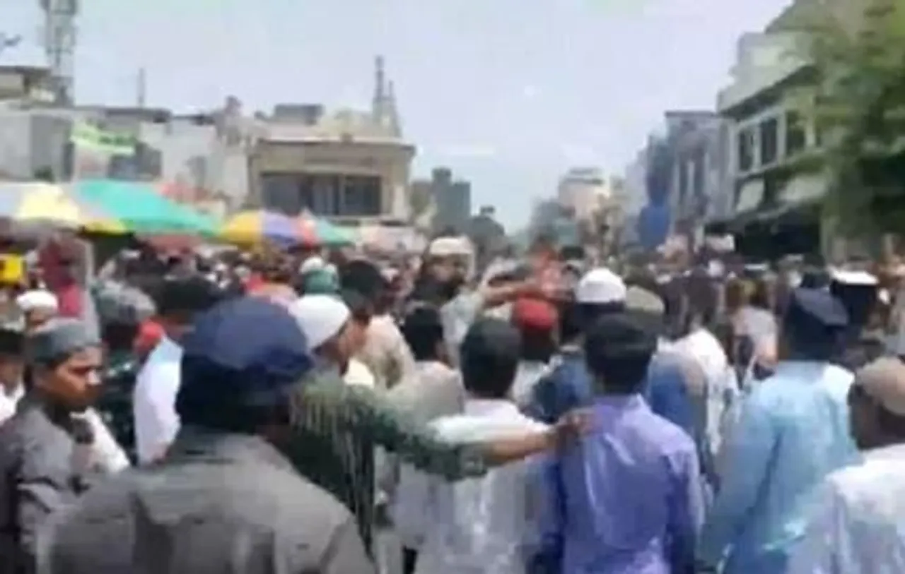 নূপুর শর্মার বিতর্কিত মন্তব্যের প্রতিবাদে হায়দরাবাদের মক্কা মসজিদে বিক্ষোভ