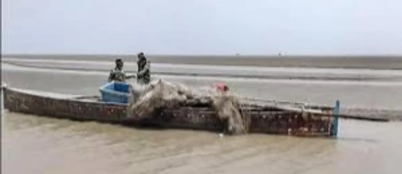 পরিত্যক্ত পাকিস্তানি নৌকা আটক করল বিএসএফ