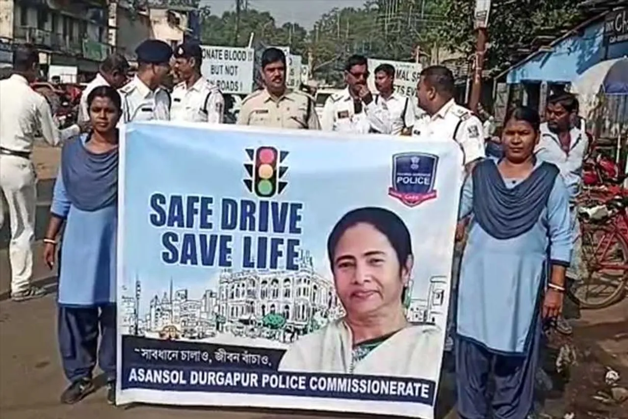 থানা ও ট্রাফিক গার্ডের উদ্যোগে সেভ ড্রাইভ সেভ লাইফ কর্মসূচি