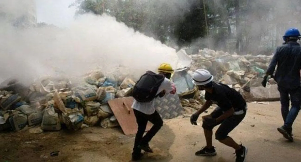 মিয়ানমারে বিক্ষোভকারীদের ওপর সেনাবাহিনীর ট্রাক