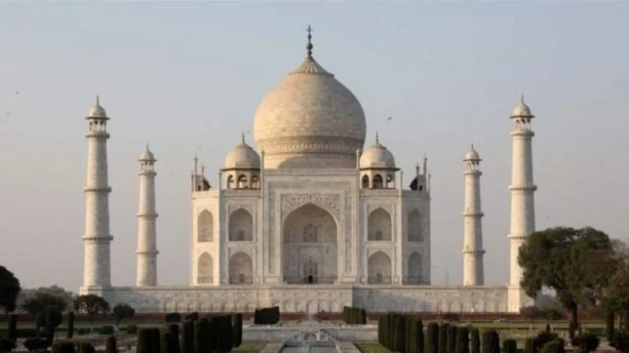 হিজাব বিতর্কের আঁচ এবার তাজমহলে