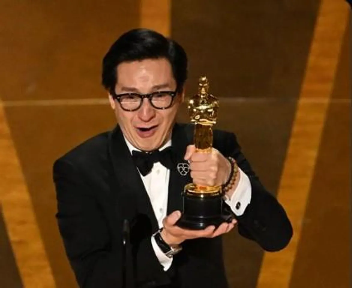 'এভরিথিং,  এভরিওয়্যার' ছবির জন্য সেরা পার্শ্ব অভিনেতার অস্কার জিতেছেন কে হুই কুয়ান